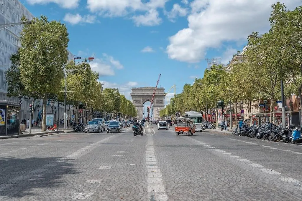 0#Studio 2Pers#Champs Elysees#Arc De Triomphe Parigi 0*,  Francia